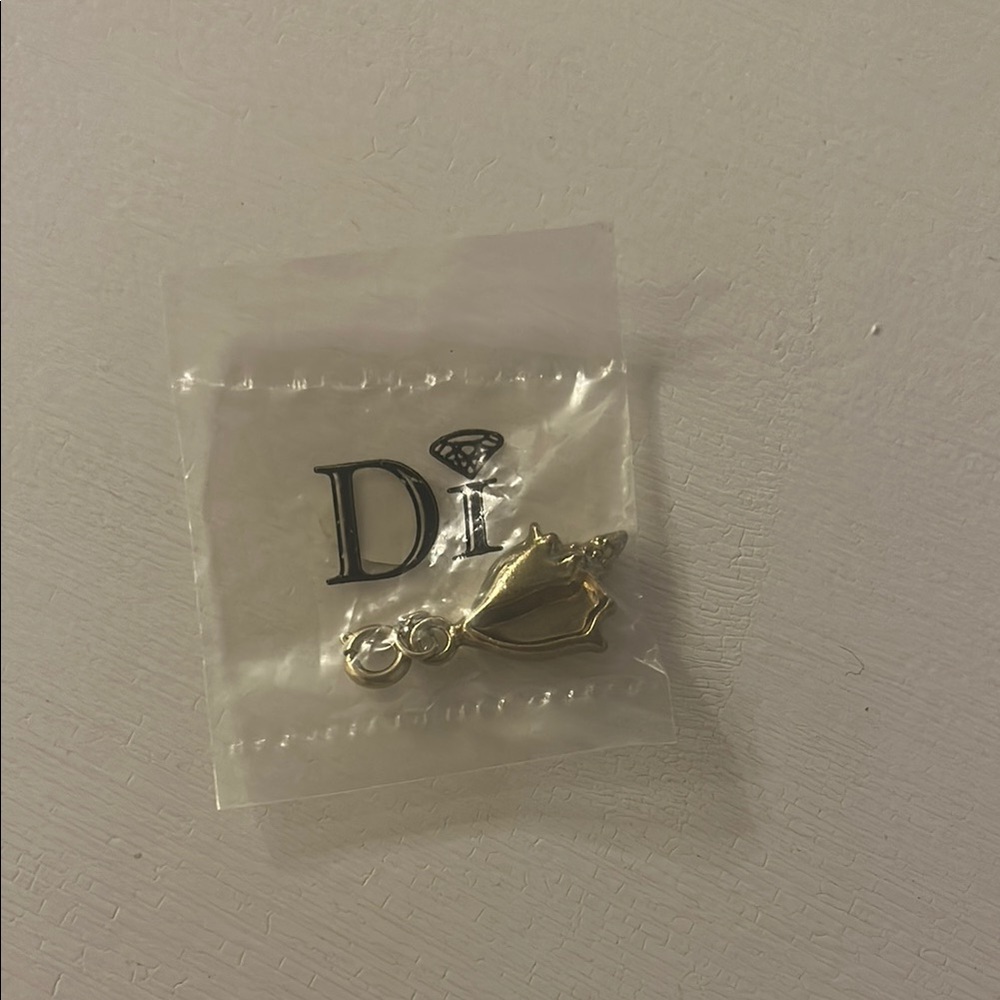 Gold Pendant seashell Charm